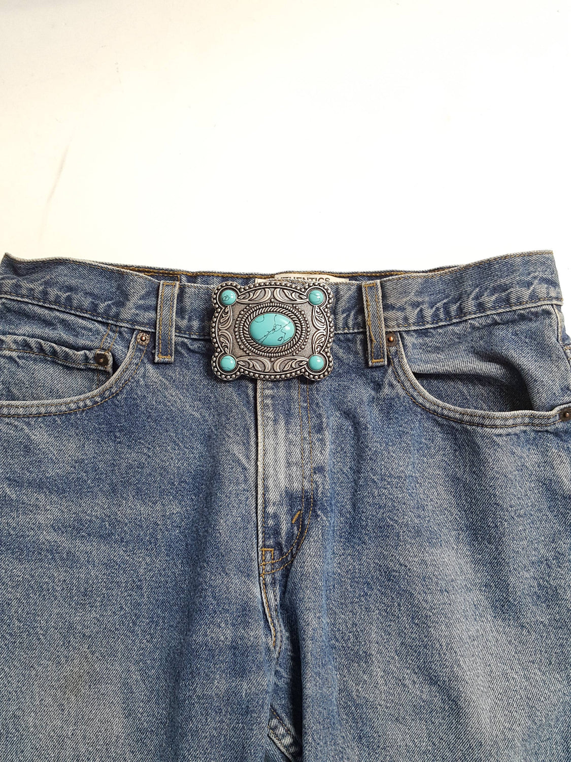 Buckle: Western-Inspired Belt Buckle w. stone